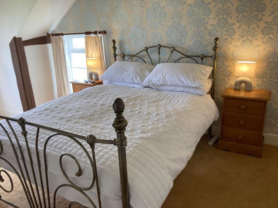 Bryntirion Farmhouse Rooms Llanfair Caereinion 外观 照片
