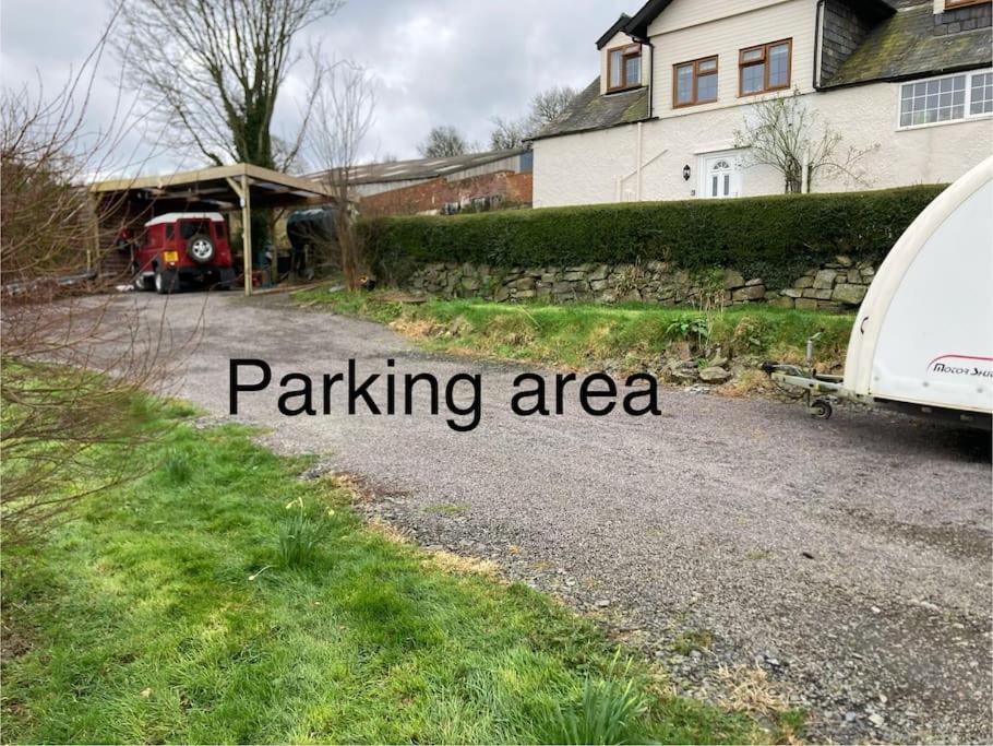 Bryntirion Farmhouse Rooms Llanfair Caereinion 外观 照片